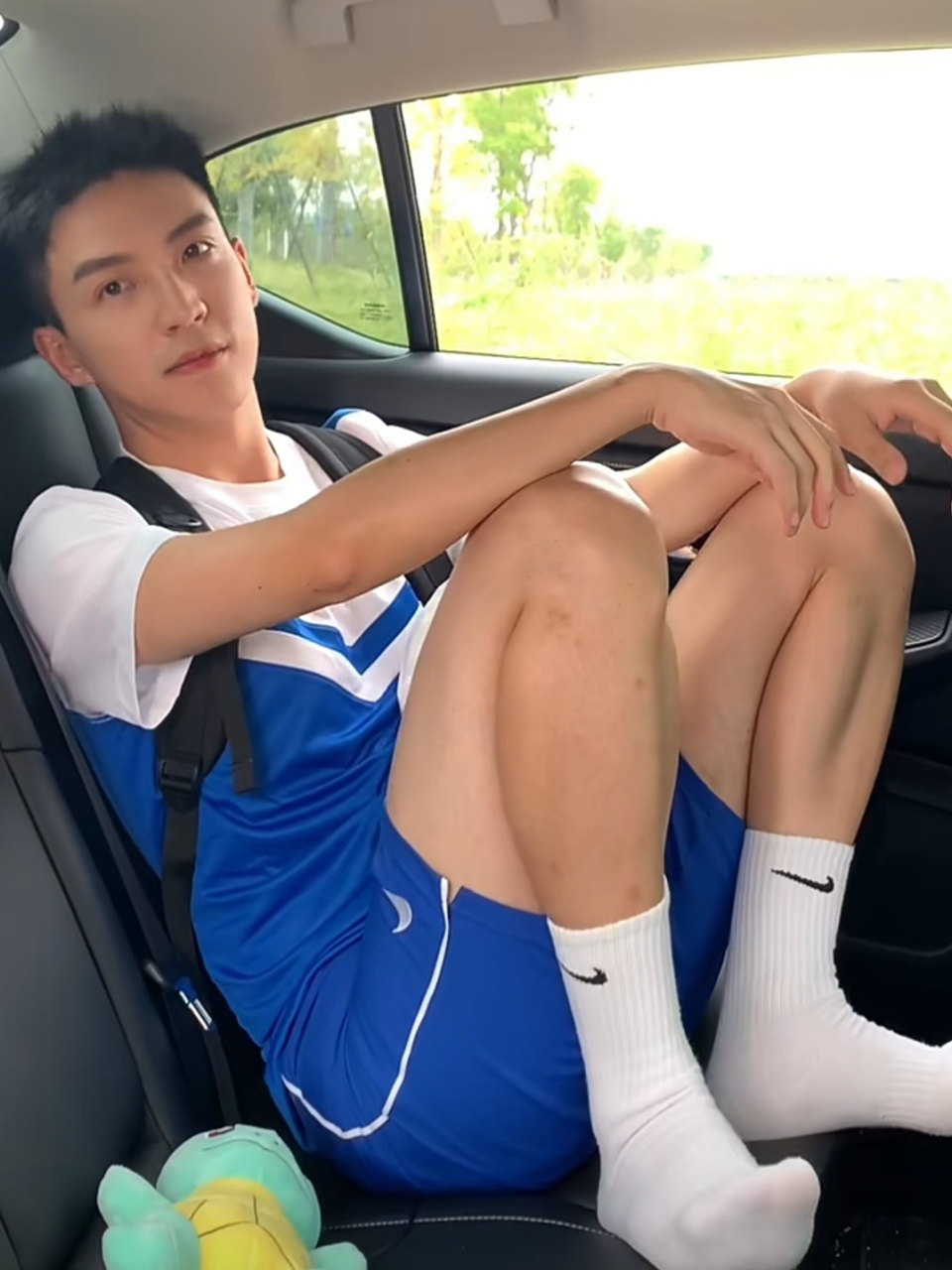 阳光帅气的高中体育生,脚上的白袜让他看起来很有男子气概呢!
