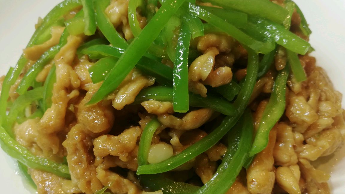 青椒炒鸡肉这样做,肉丝嫩而入味,青椒脆不泛生