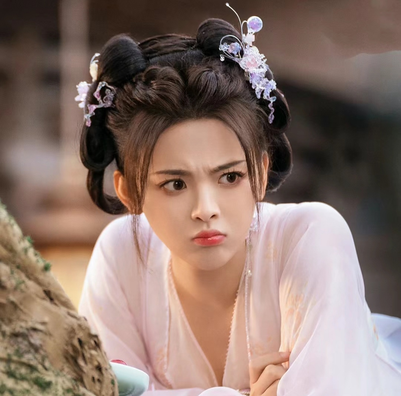 网友给杨超越演戏提供了新思路 说是照着小刘佳模仿来演就可以了 这