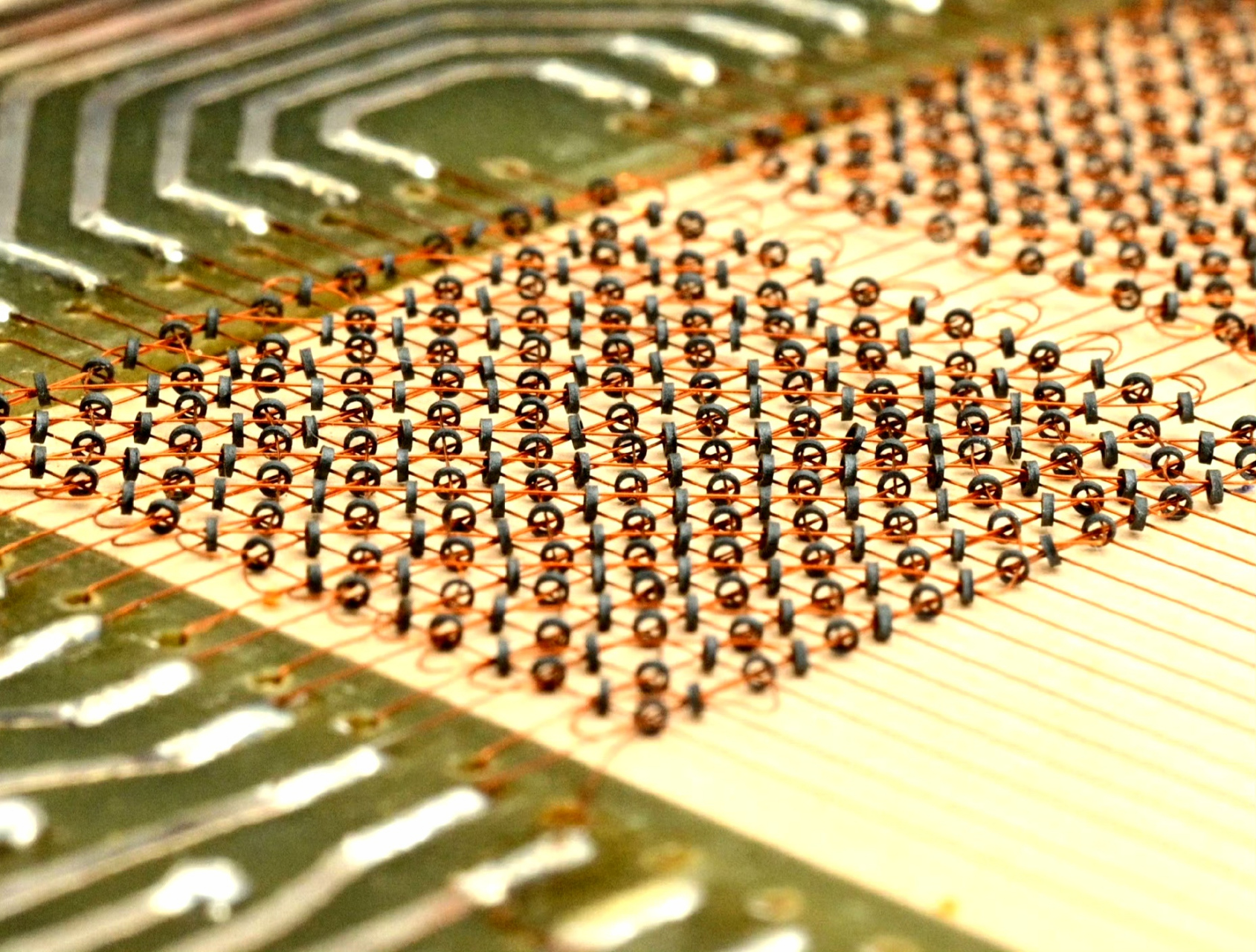 一块来自某神秘机器的磁芯存储器.第一次从这个角度观察,感觉很神奇.