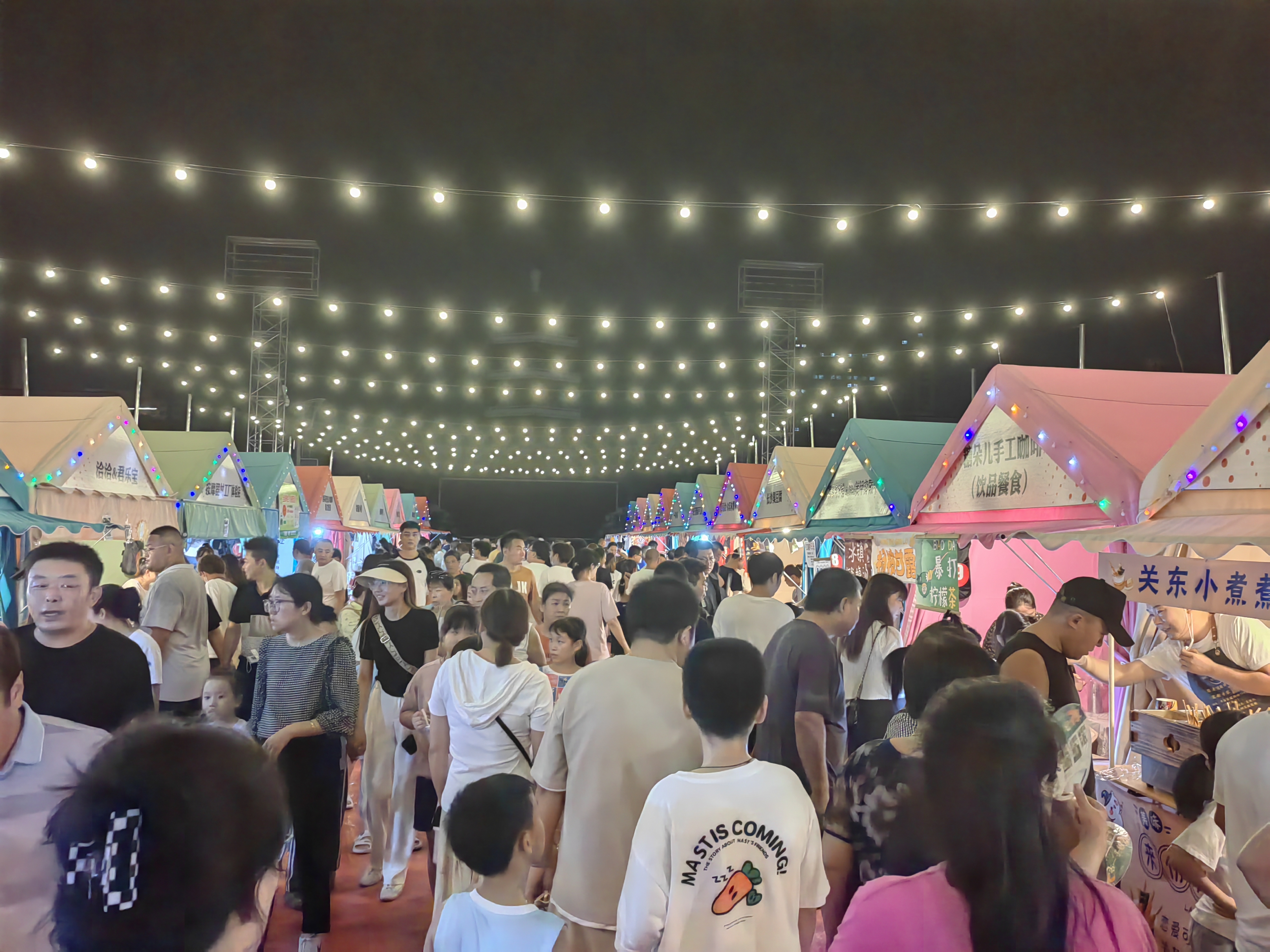 热闹非凡的平谷世纪广场