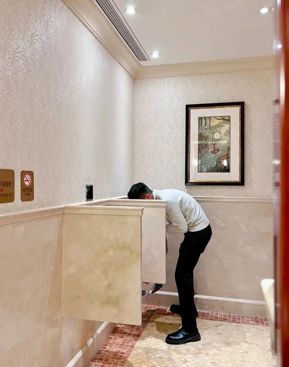 有一公司男厕所的小便池坏了,上面写了一张标语提示:不要用坏了!