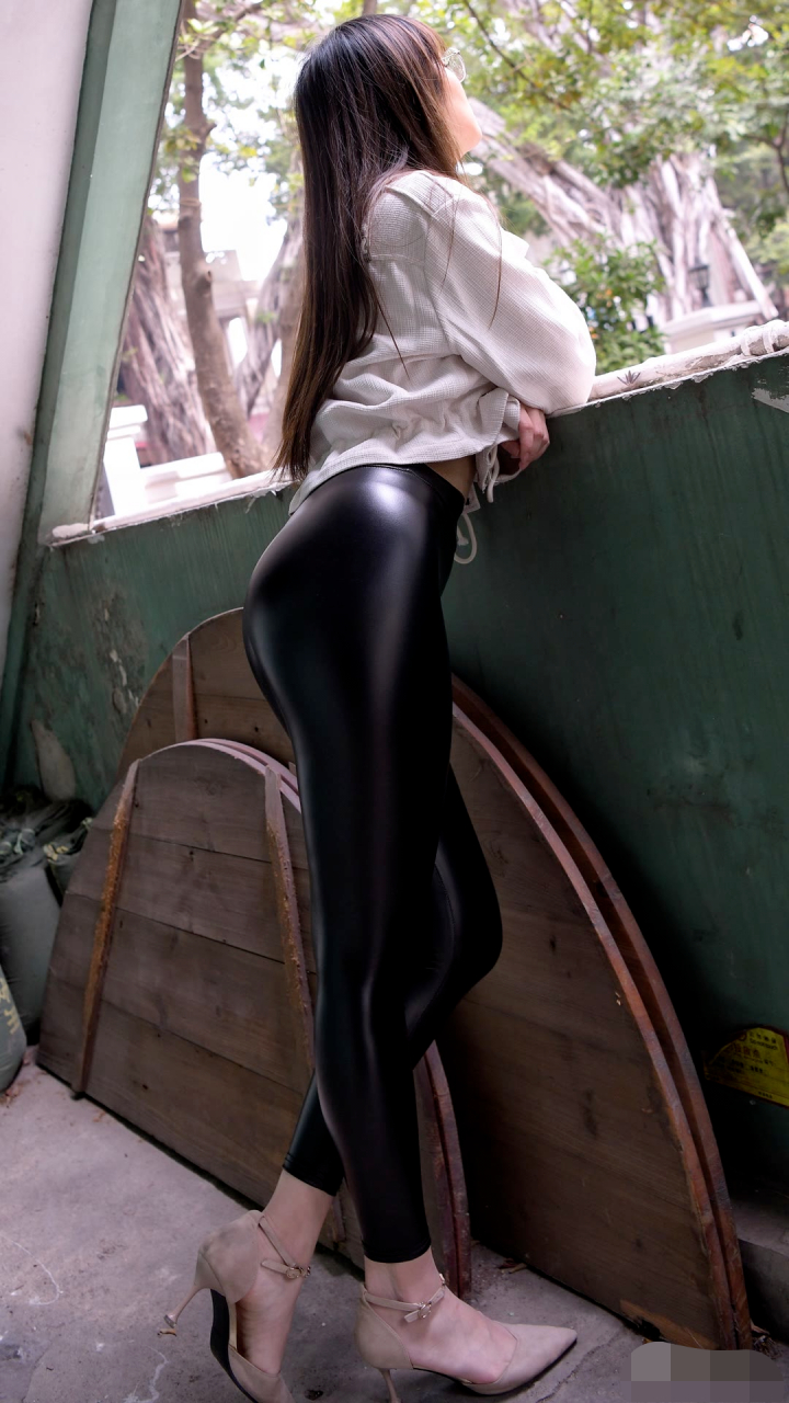 街拍黑色紧身皮裤小姐姐