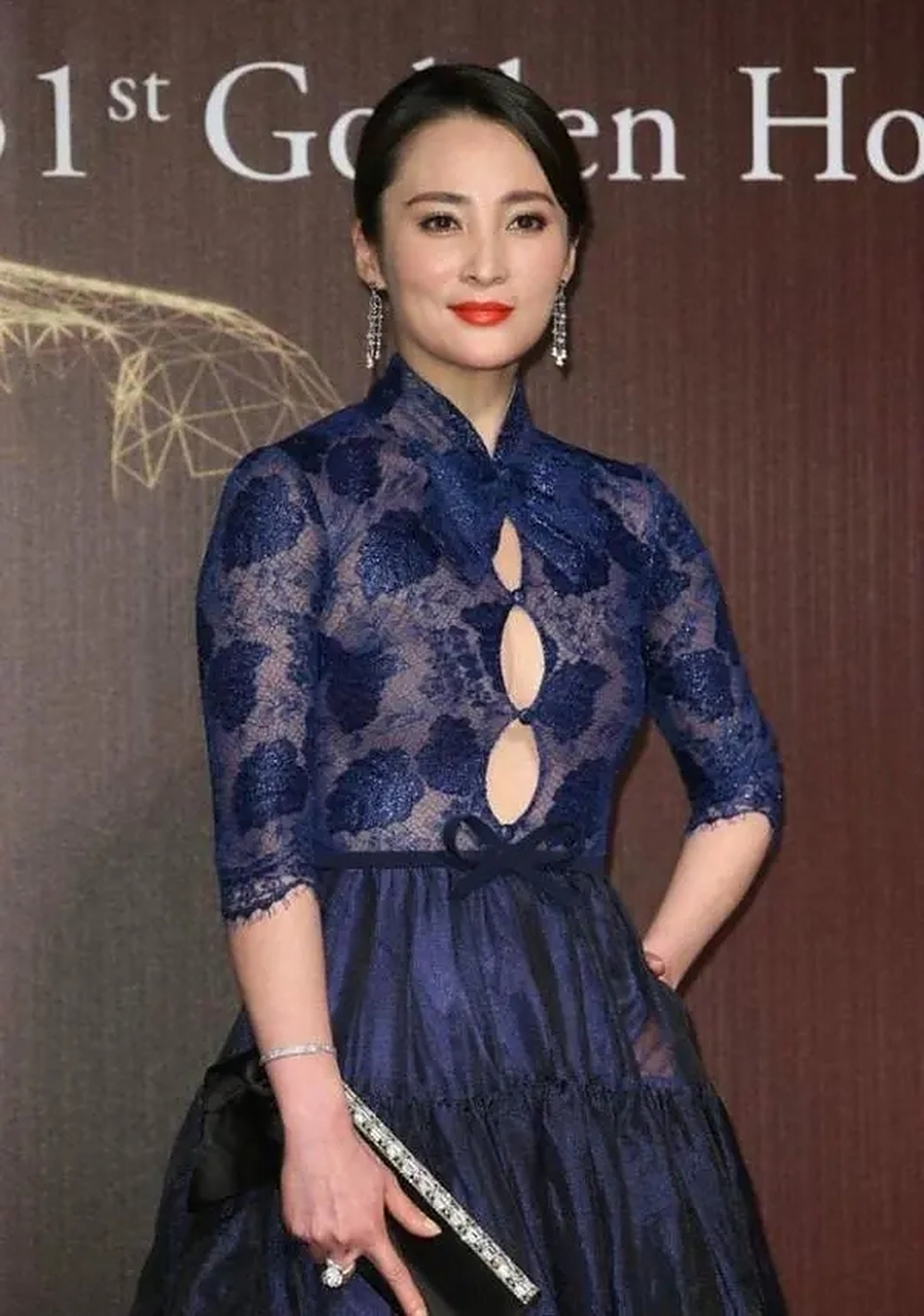 44岁蒋勤勤更丰腴,透视纱裙还侧露,蒋勤勤的美,非常大气,有着东方女性