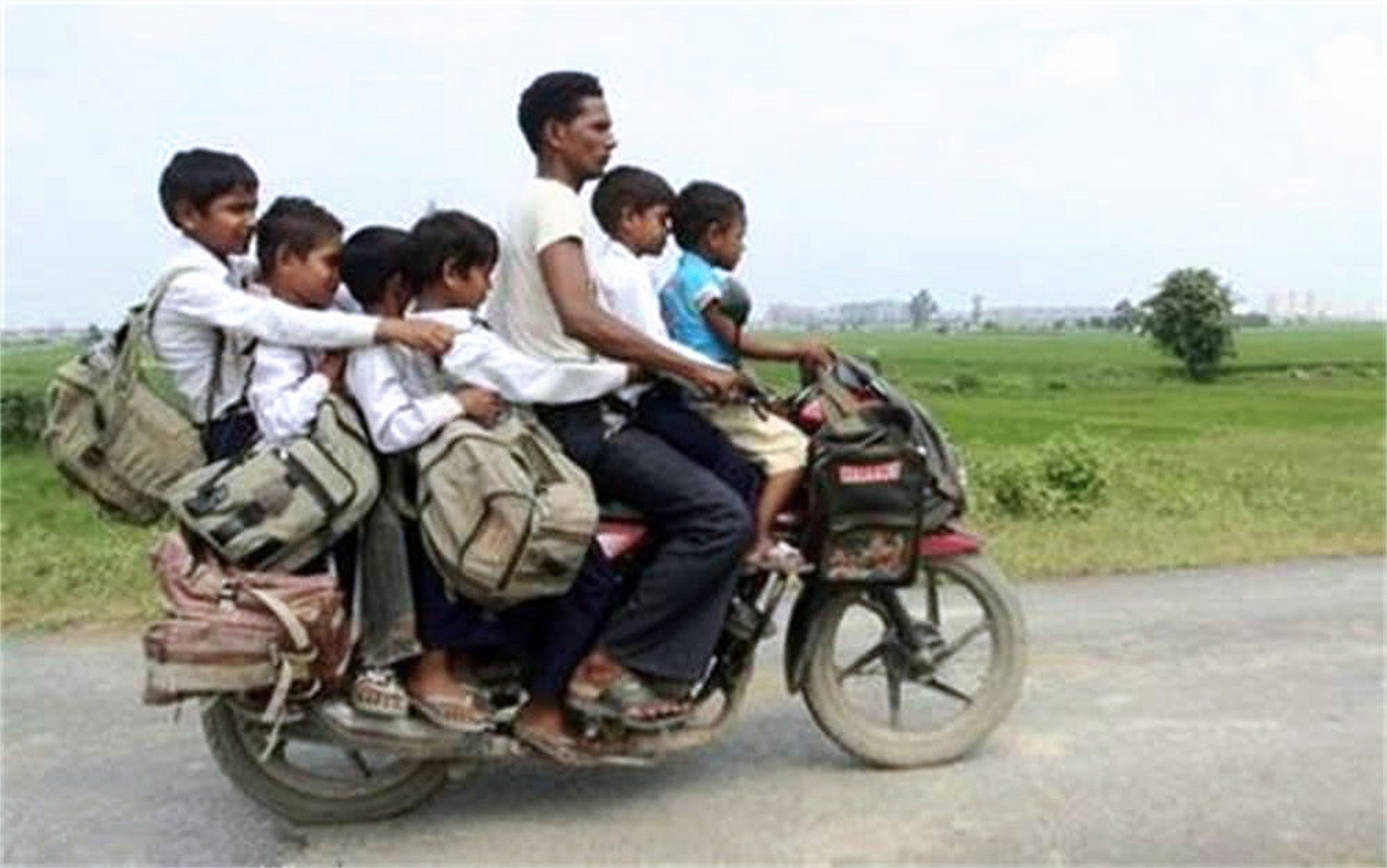 印度阿三哥,真的把摩托车利用到了极致,佩服佩服.#趣图搞笑