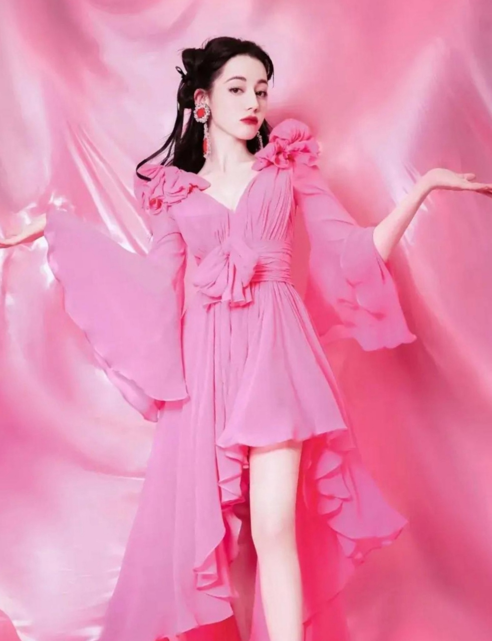 看迪丽热巴穿粉色裙子,娇艳美丽大方,性感可爱,妩媚动人!