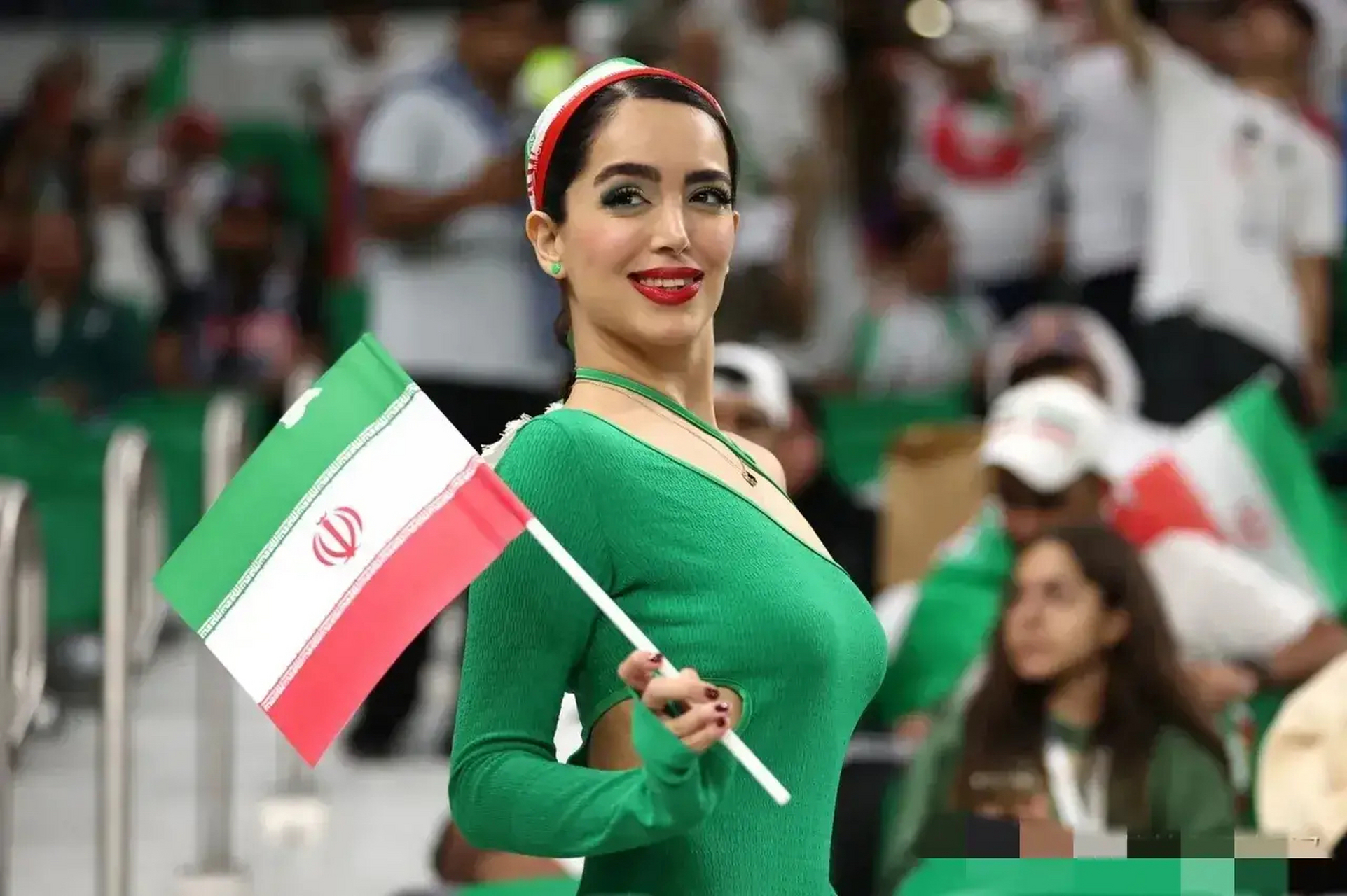动态创作月 伊朗女球迷都这么开放了吗?