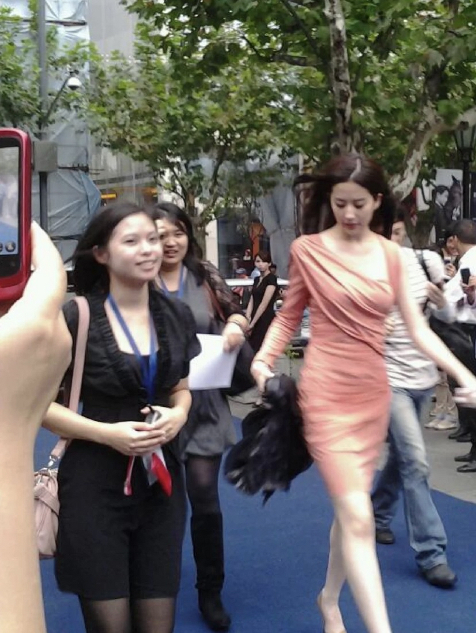 路人视角的刘亦菲 生图都已经这么美了 可以想象真人是有多惊艳 这条