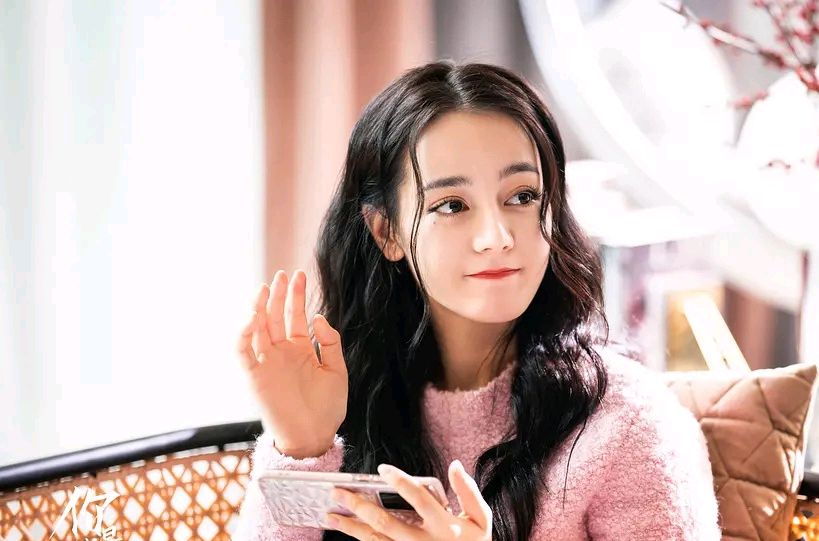 全网热度飙升,迪丽热巴"换脸式"演技火上热搜,这个女人不简单