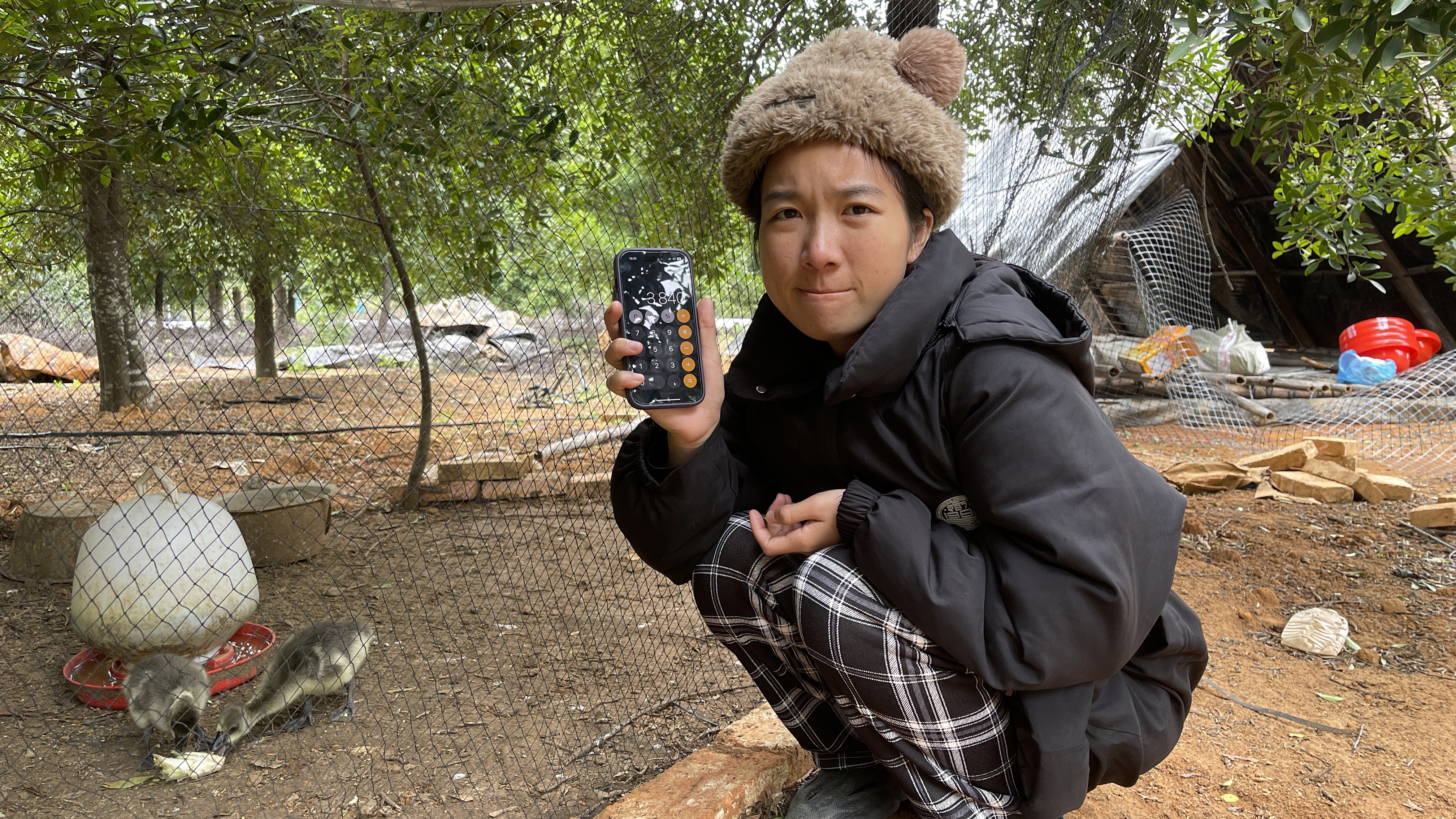 村花大学毕业就嫁人,和老公回深山养殖,今天又亏了多少,哭惨了