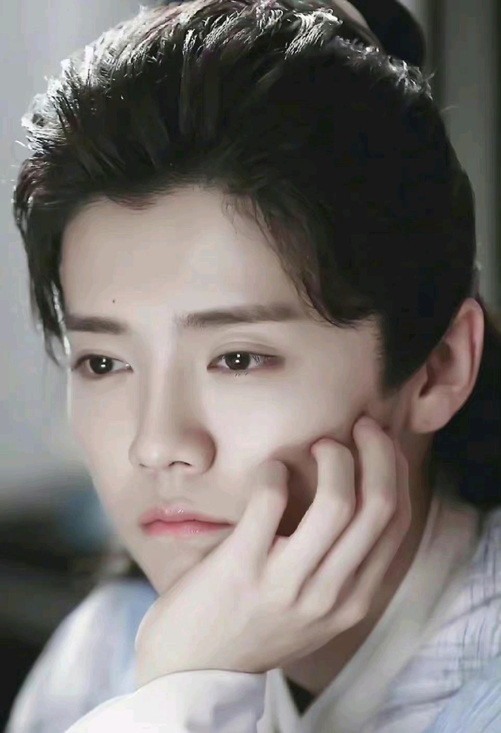 鹿晗新造型,可爱丸子头好似永远18岁