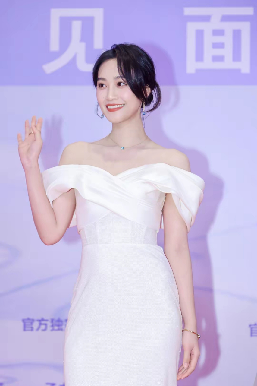 蓝盈莹电视剧大数据盛典红毯造型,身材完美,白色礼服穿在身上感觉在