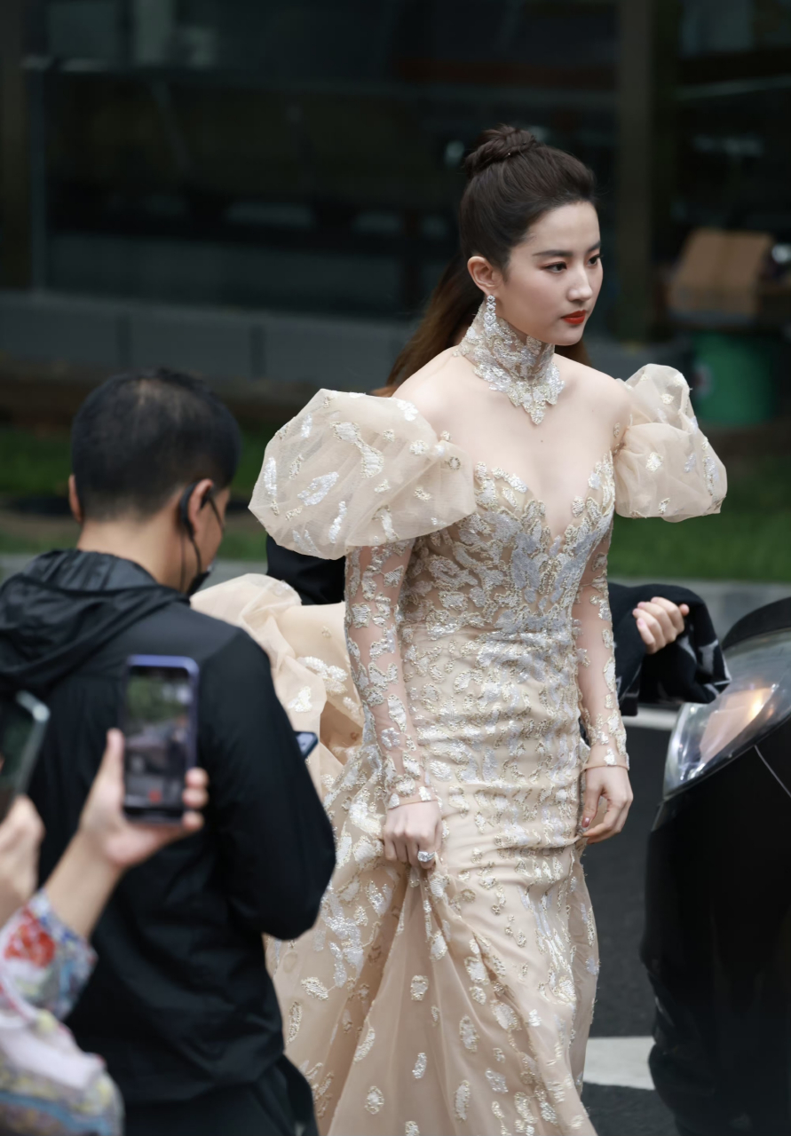 刘亦菲路透图,皮肤细腻五官立体,手上的戒指也很大只