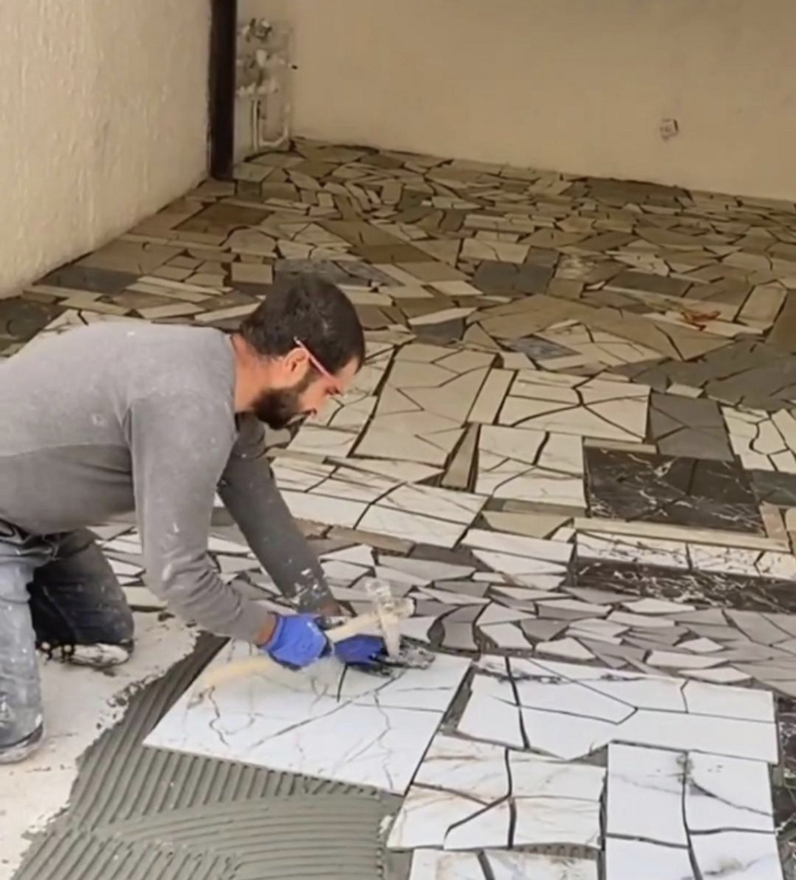 好好的瓷砖,为啥偏要敲碎了铺啊,真是浪费