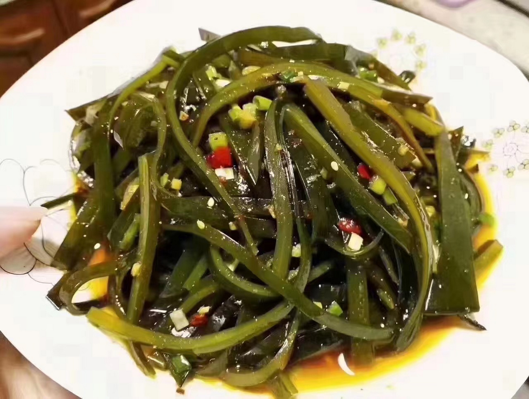 今年刚晒干的"海带丝"图1晒干的样子,图2泡水煮完的样子绿悠悠[强]