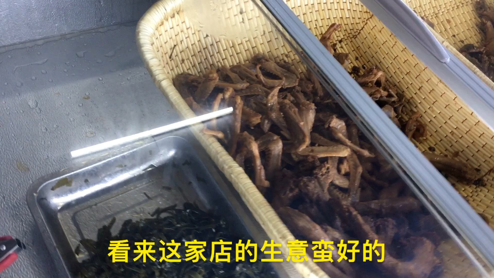 市场新开的一家现捞鸭脖店,人气旺盛,买一斤回去试试味道