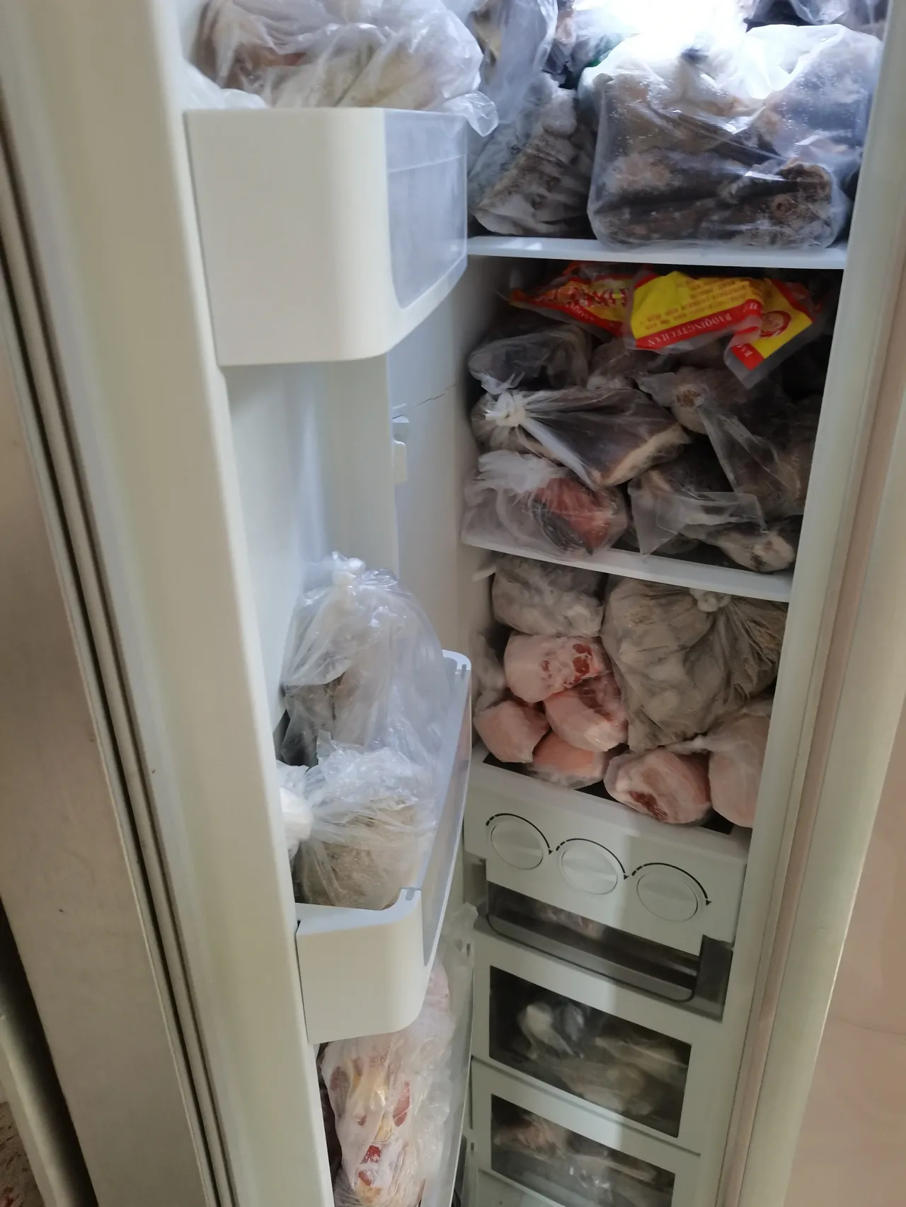 回到城里的家,晒婆婆给的东西,俩冰箱全塞满,还剩很多放不下