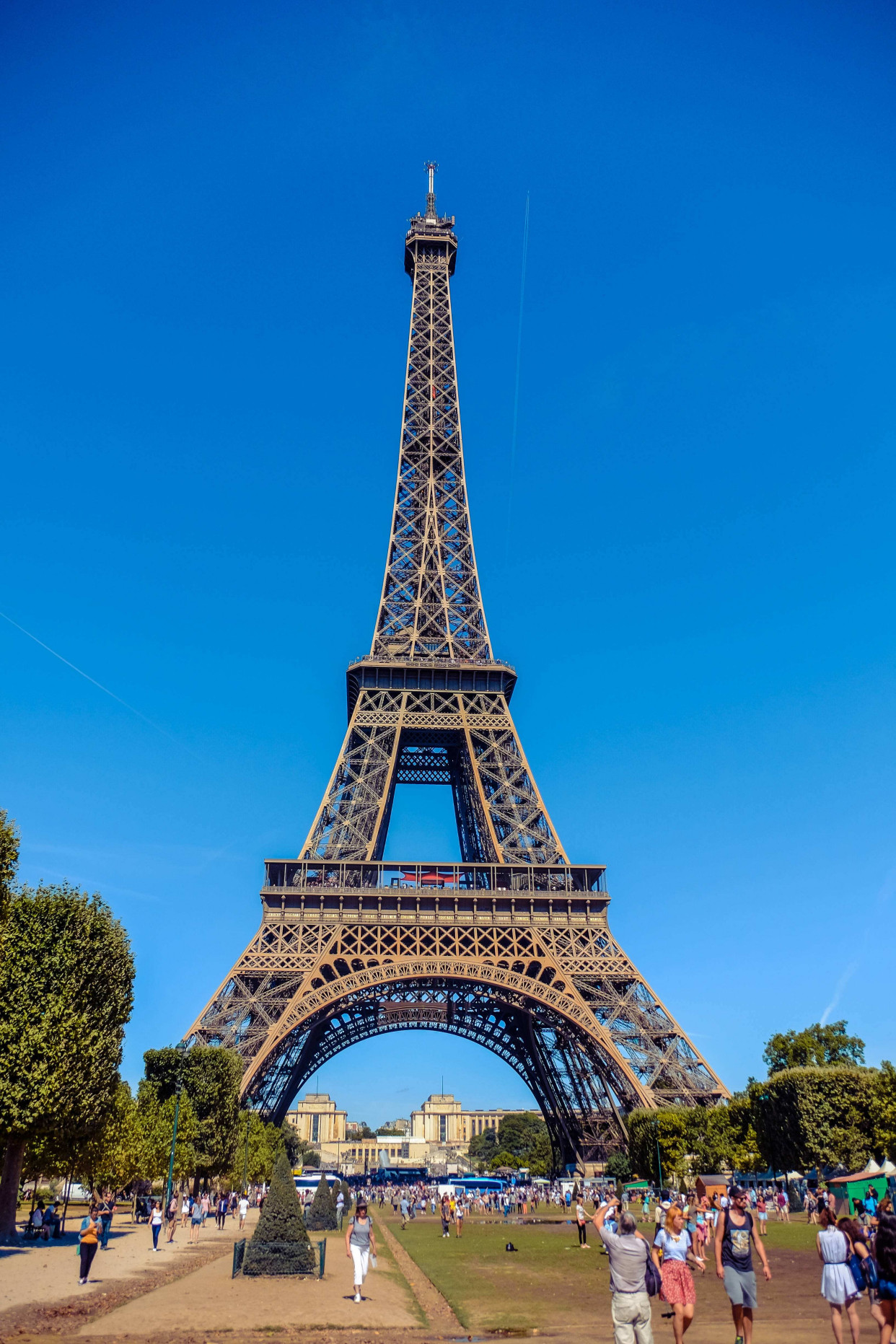 一起来看看"西方三大著名建筑"之一的埃菲尔铁塔