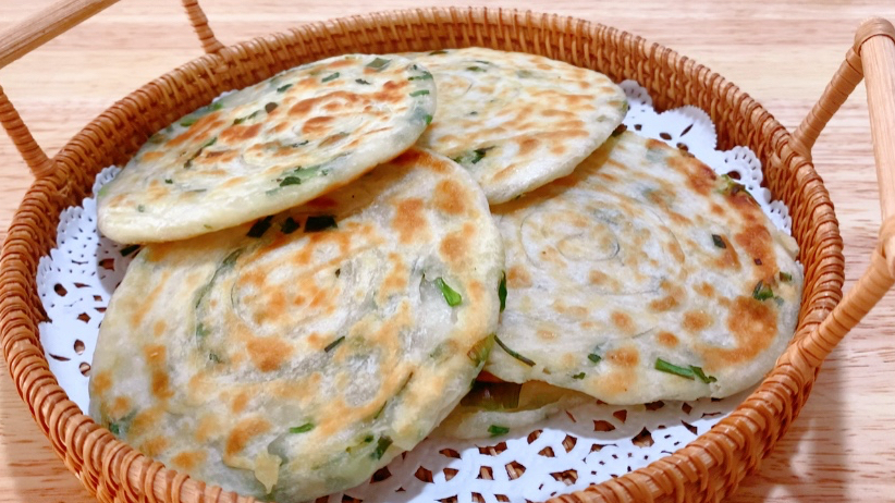 老上海葱油饼正宗做法:外酥里软葱香浓郁,酥皮层叠吃过忘不了!