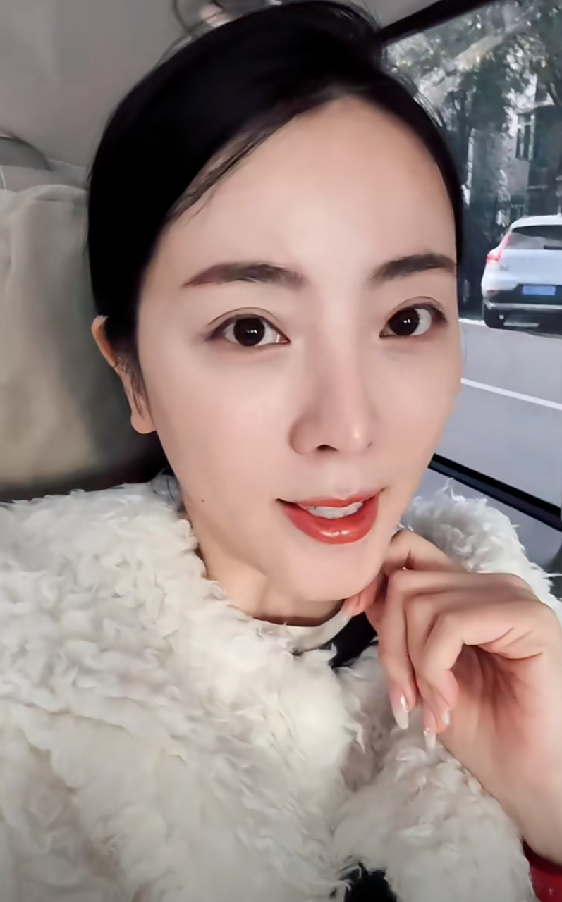 李思思早起开车送孩子上学,出门之前就已经化好全套妆容,大红唇特别显