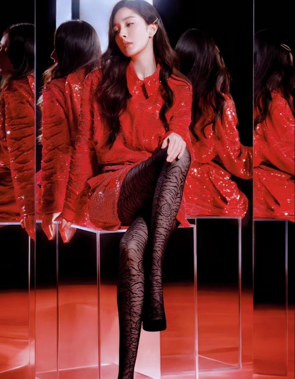 看杨幂一头大波浪的长发,穿着红衣服像时装走秀热情似火,配着黑丝袜