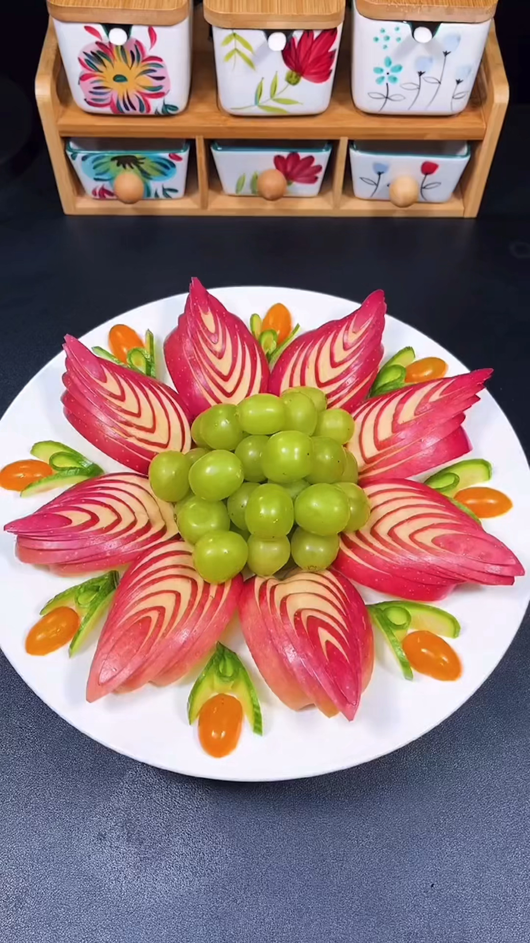 过年餐桌上除了大鱼大肉还需要一份团团圆圆的水果拼盘用它招待客人也