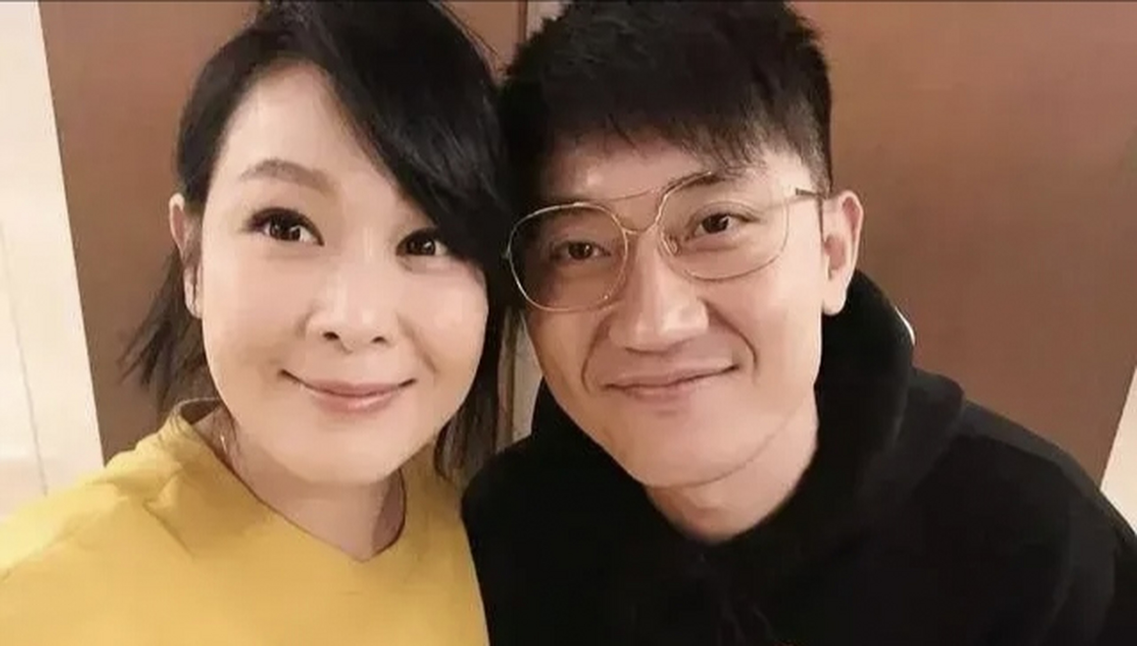 2011年,身价68亿的富豪钟小江向刘若英求婚,刘若英说,你答应我三条