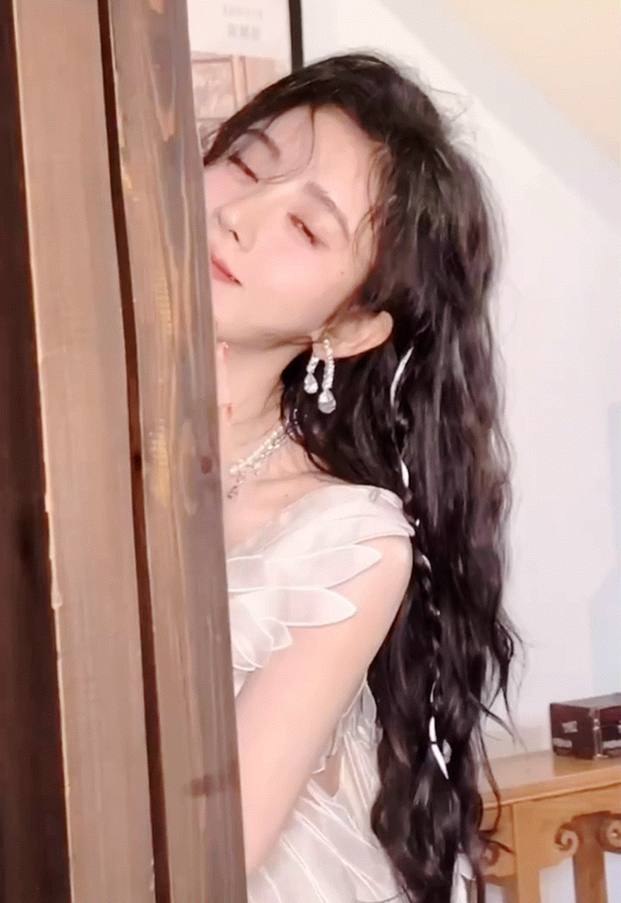 鞠婧祎白开水妆轻灵华丽,不愧是四千年美女