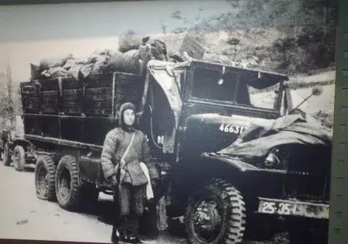 张有喜带着全连的战士在阵地上开酒会一个战士喊道连长我们上当了