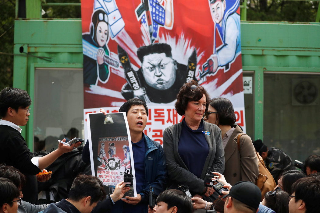 脱北者朴尚学在2018年释放气球活动中。 "他们越是打压我们,我们就会发出越多的传单,"朴尚学说,韩国最近试图阻止他的这项活动。
