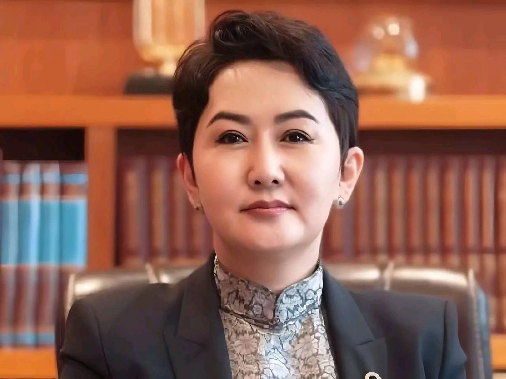 蒙古国外长巴特策策格,气质高雅,谈吐不凡,体格健壮,虽然已经结婚并