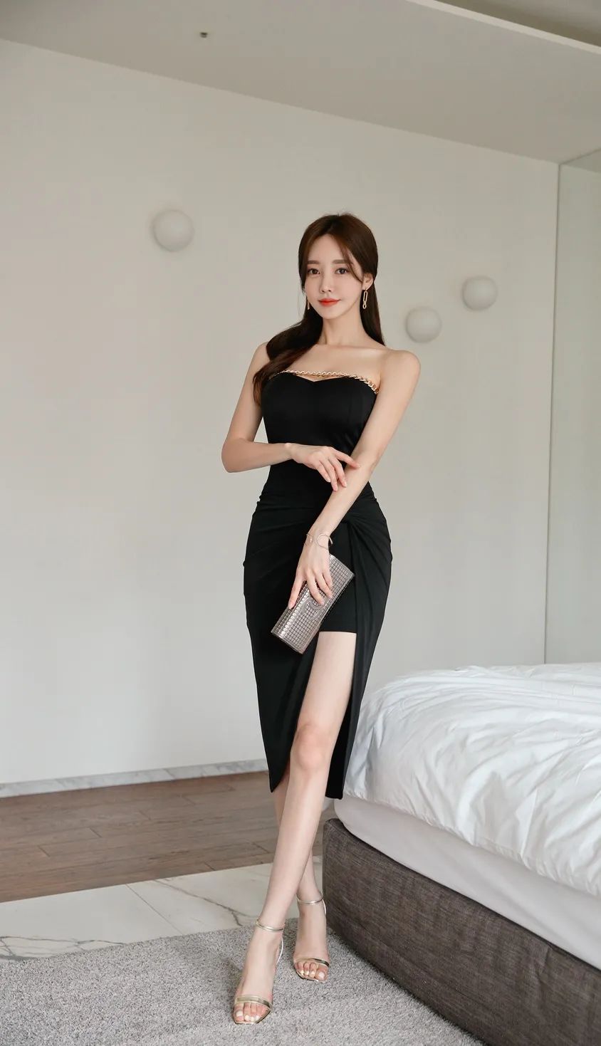 孙允珠韩国嫩模,抹胸露肩开叉长裙穿搭,女人味十足