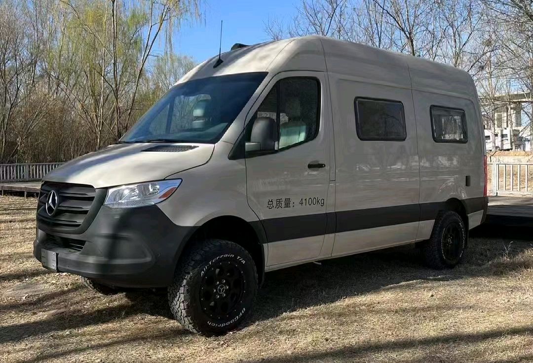 奔驰牌"越野旅居车"曝光,标配四驱,高车顶大空间设计,真霸气