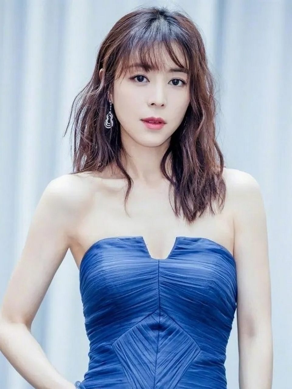 张静初是一个特别优秀的女演员,有着演艺的天赋,善良品德,勇气追求