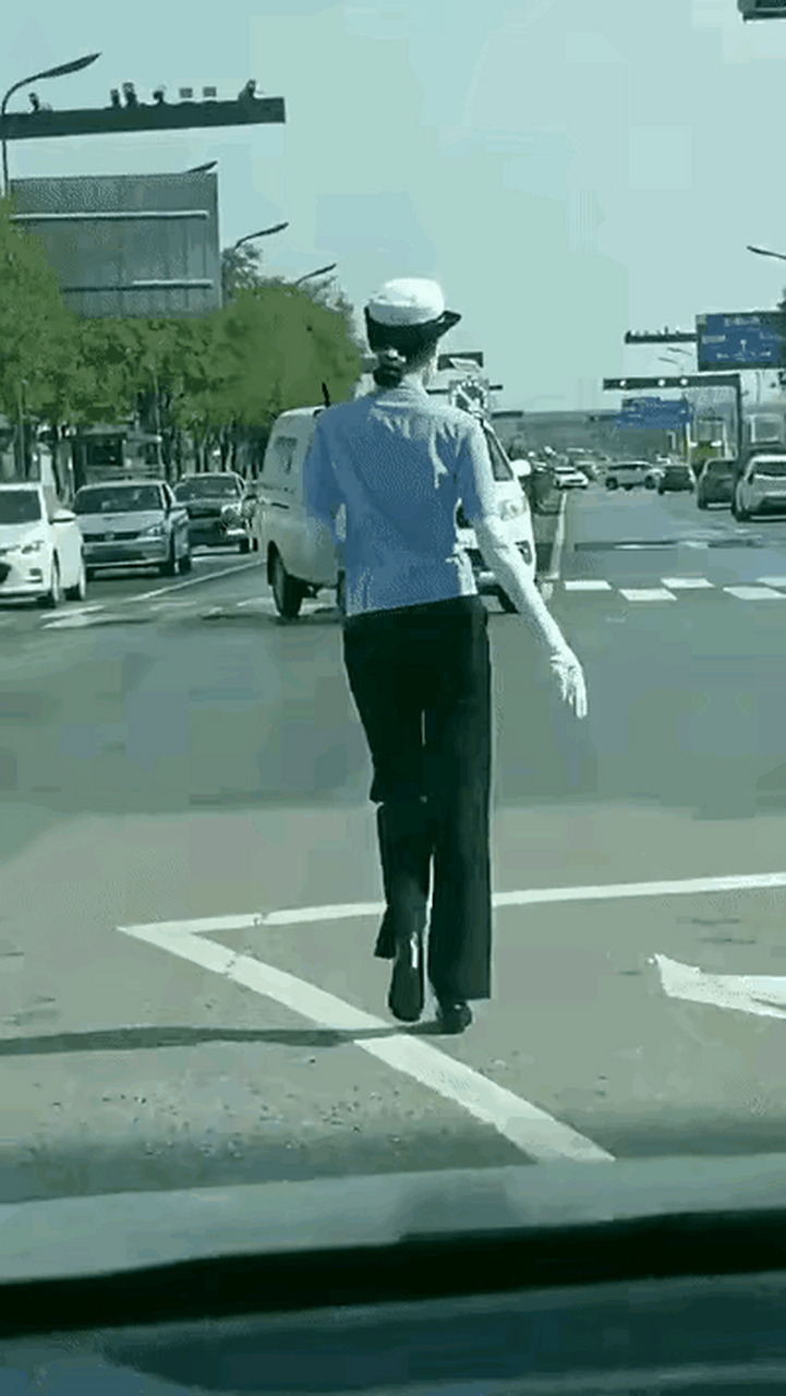 《执勤女交警因戴防晒袖,穿高跟鞋,走路姿势被骂》  近日一则女交警