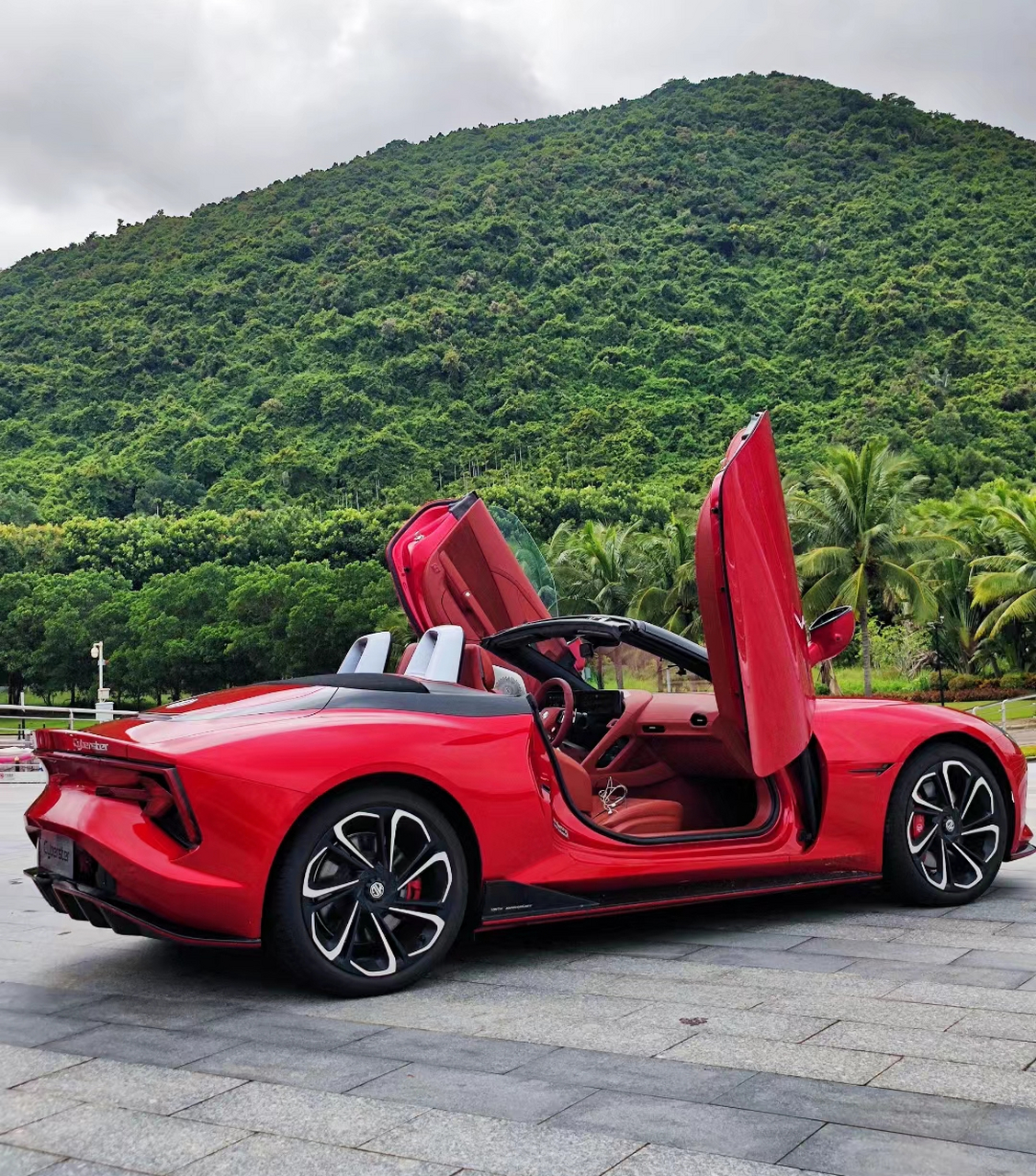 全新mg cyberster剪刀门确实拉风,但是尖头式尾灯却被吐槽了,更有网友