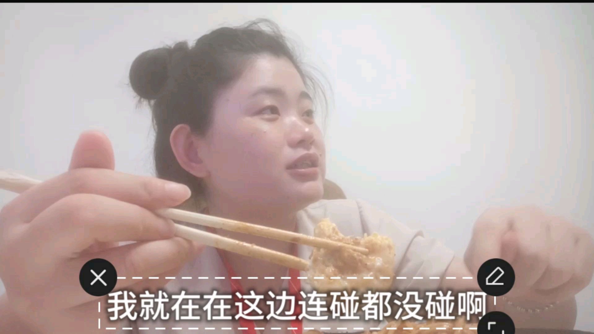 阿伟给贝贝点了外卖,贝贝给同事一起分享吃凉面。被同事嫌弃了