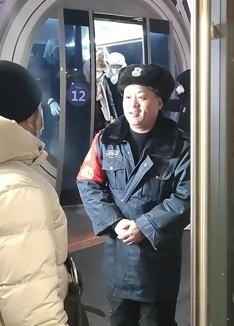 宋晓峰现身某地真的客串起了保安,穿制服敬礼有模有样,被赞接地气