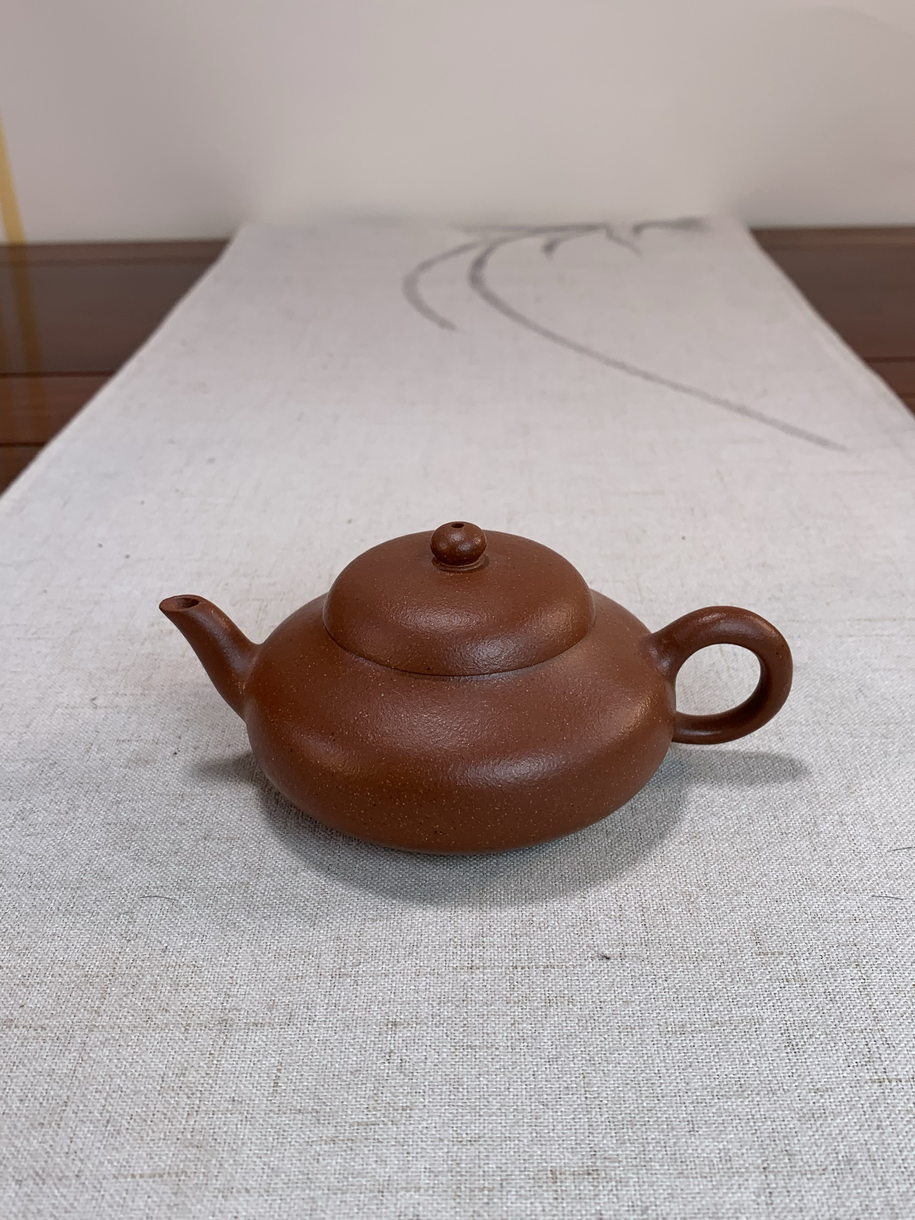 壶身素雅,阔腹饱满,体态敦实,弯流坚挺,执把圆弧有力,制作严谨,玲珑有