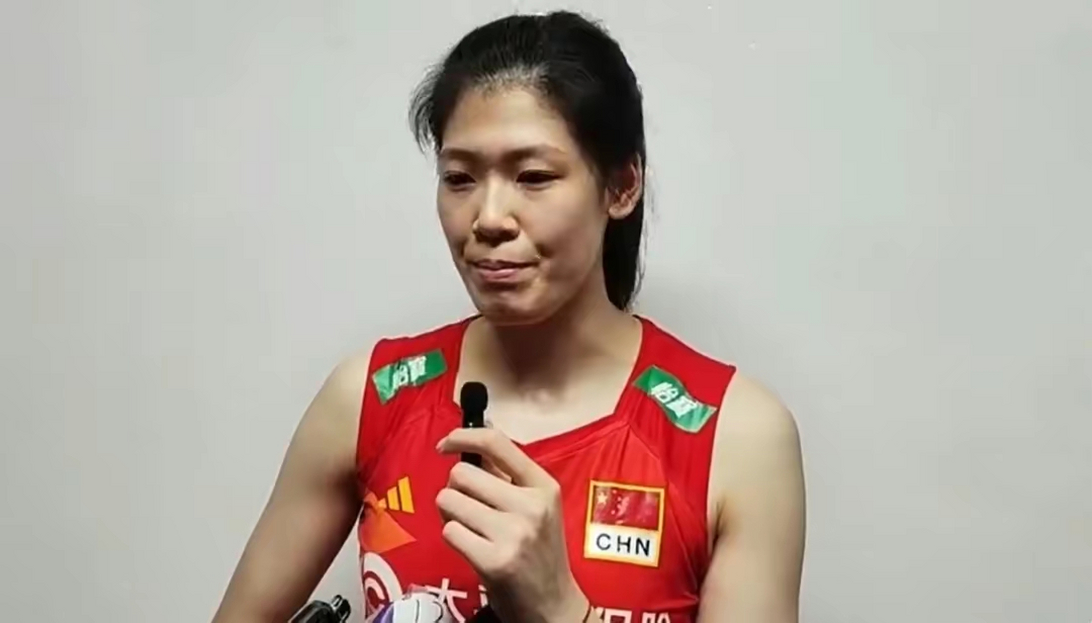 中国女排#   比赛结束后,仍然由李盈莹接受了采访,这一点有些奇怪.
