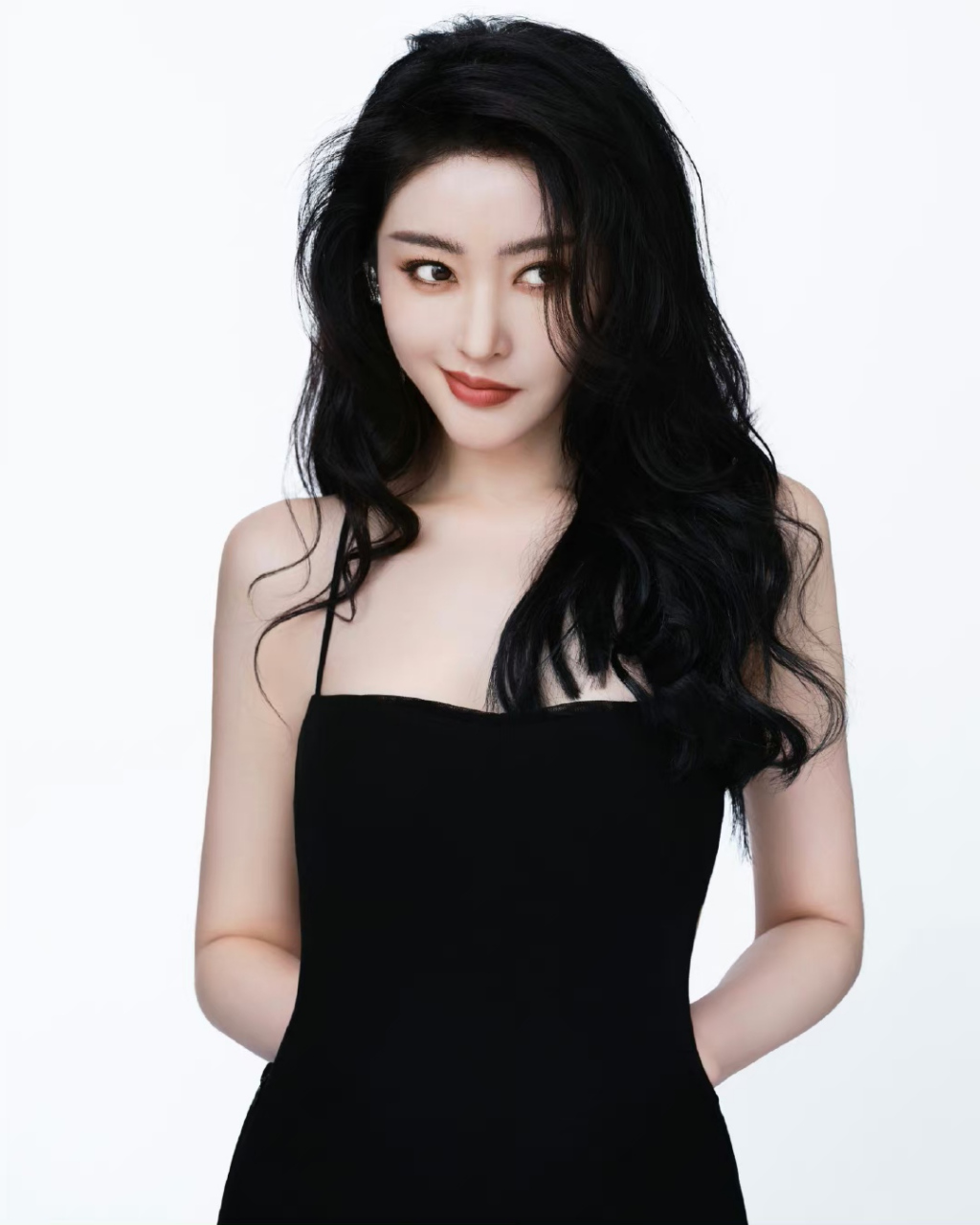 张天爱# 身穿黑色吊带裙,秀丽卷发披肩,明眸皓齿,烈焰红唇,香肩玉背