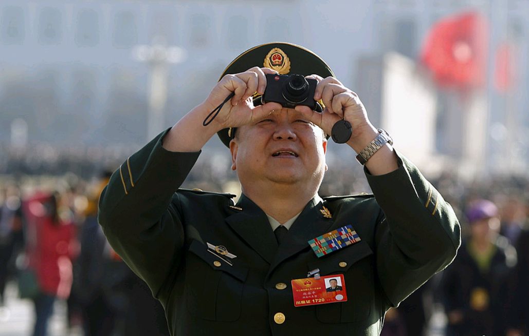 65岁的他曾任武警湖南总队司令员,南粤雄师师长,父子皆少将