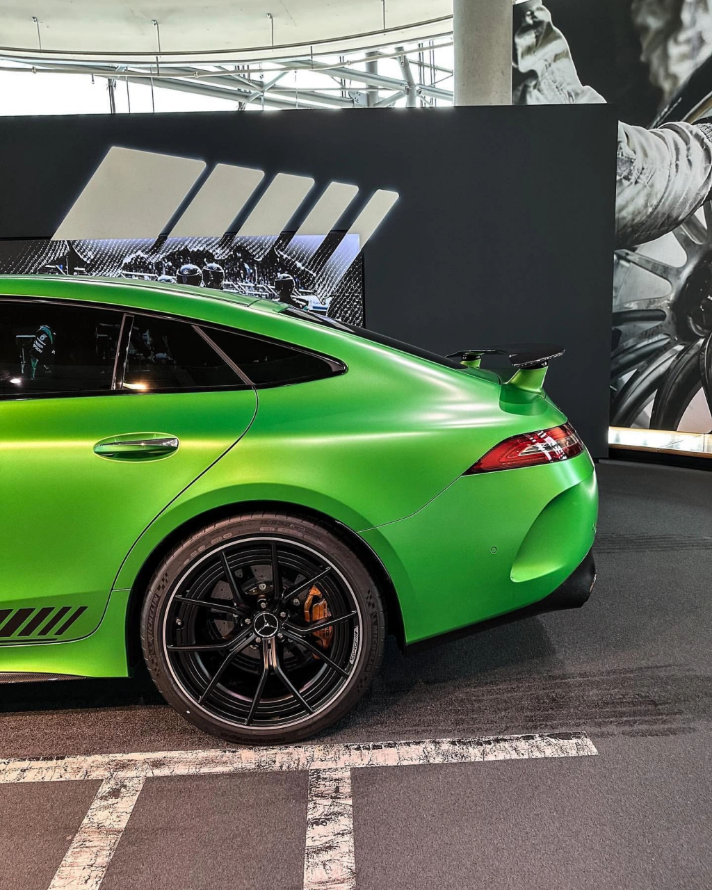 奔驰家族最速轿跑,恶魔绿的奔驰amg gt63s,假如给你300万,会不会选择