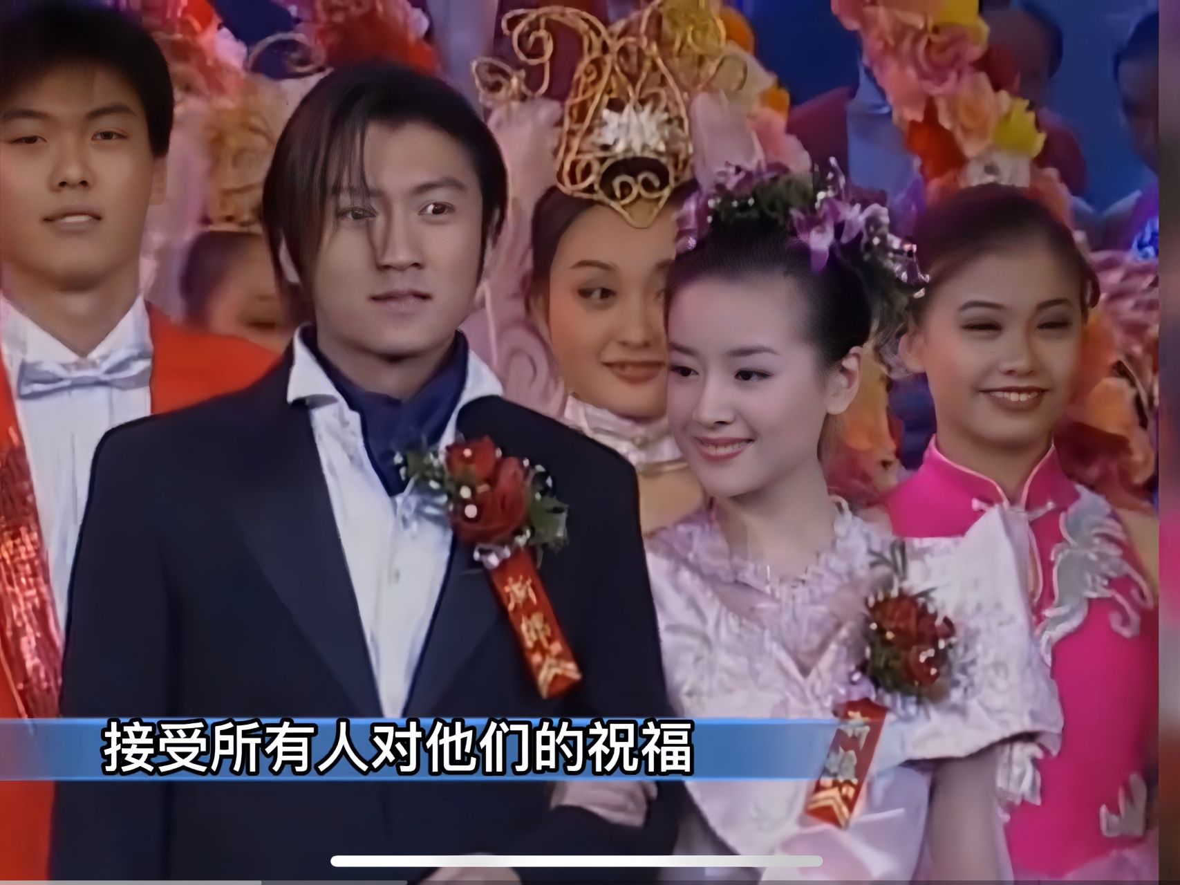 2000年的春晚,谢霆锋拉着董洁的手唱了一首歌,当时他们两个出场时