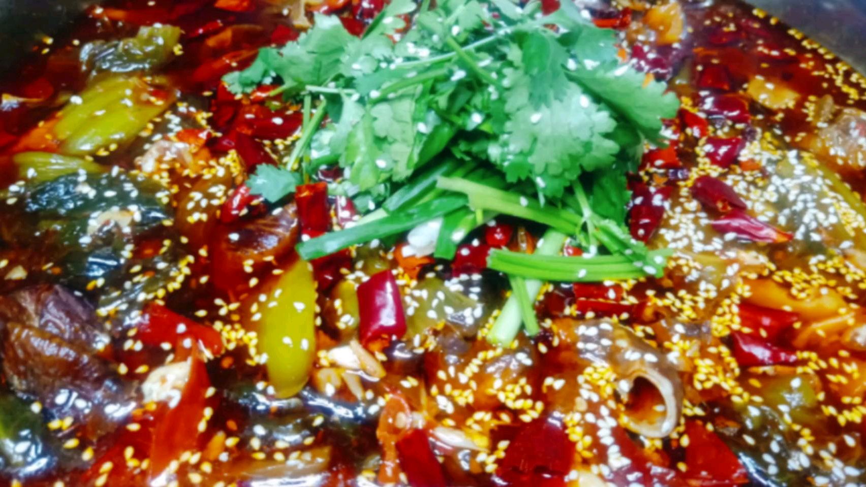 川渝名菜,酸菜肥肠鸡的家常火锅做法,麻辣鲜香,味道安逸的板