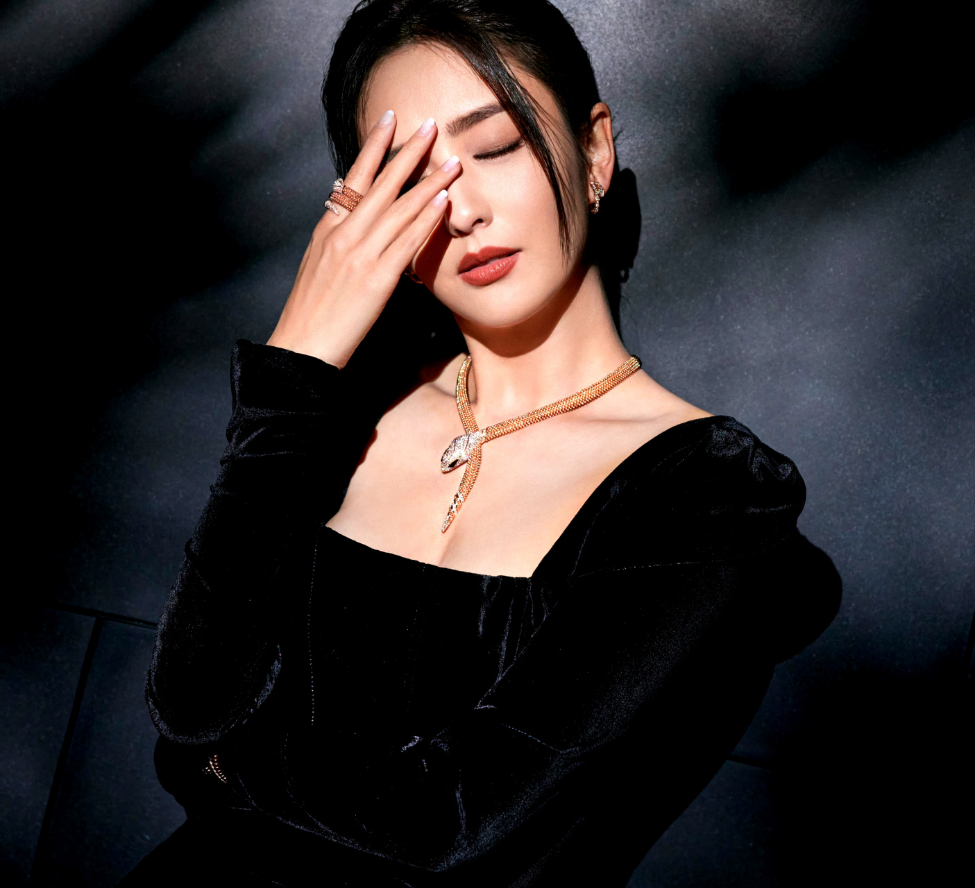 佟丽娅,阴天,黑色长裙,撑伞,酷飒 #佟丽娅