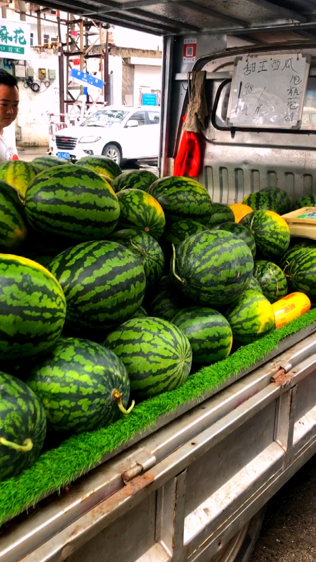 4100斤西瓜,今天摆摊卖第三天,还有一千多斤.