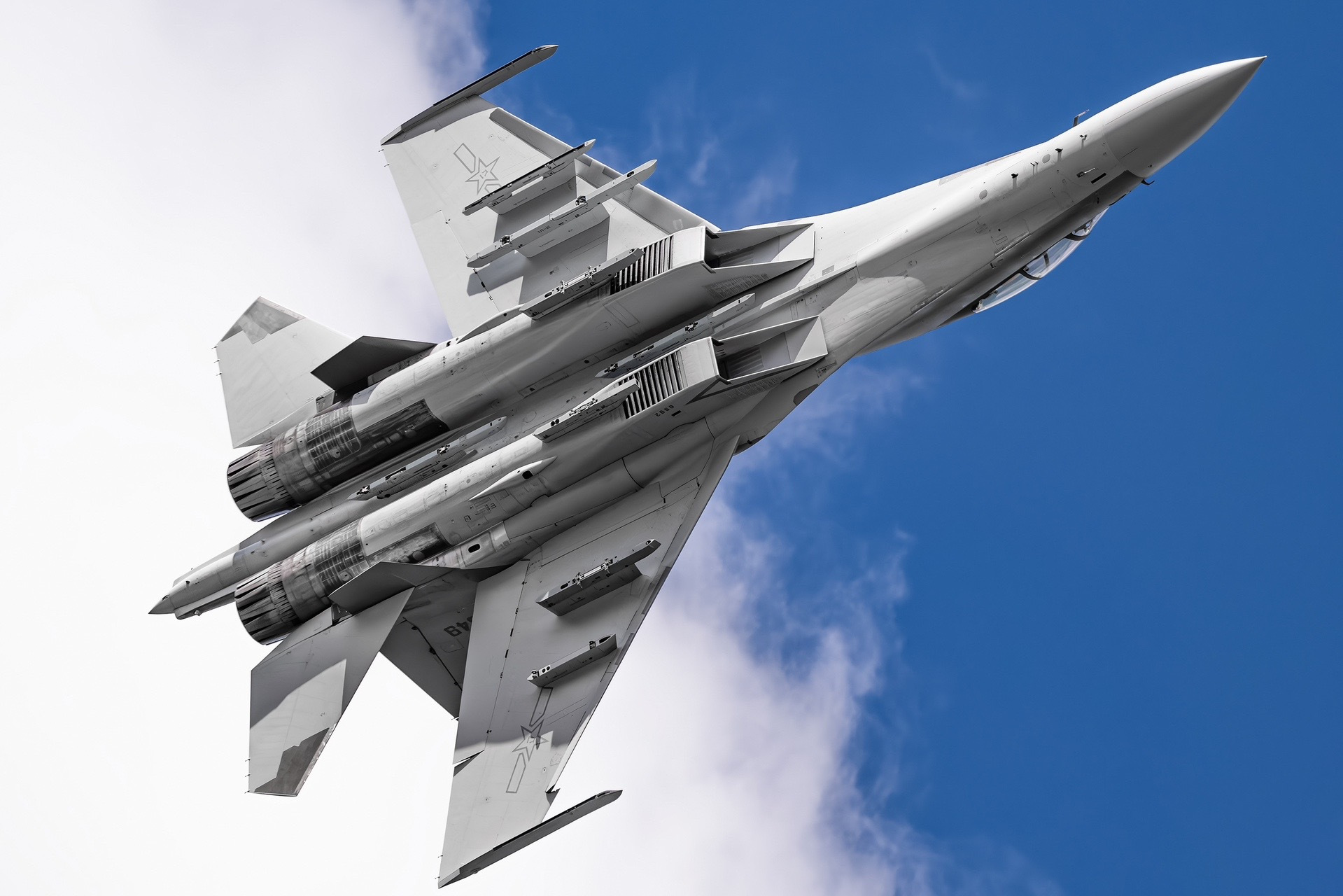 歼16是目前感觉要颜值有颜值,要涂装有涂装,要性能有性能,要战力有