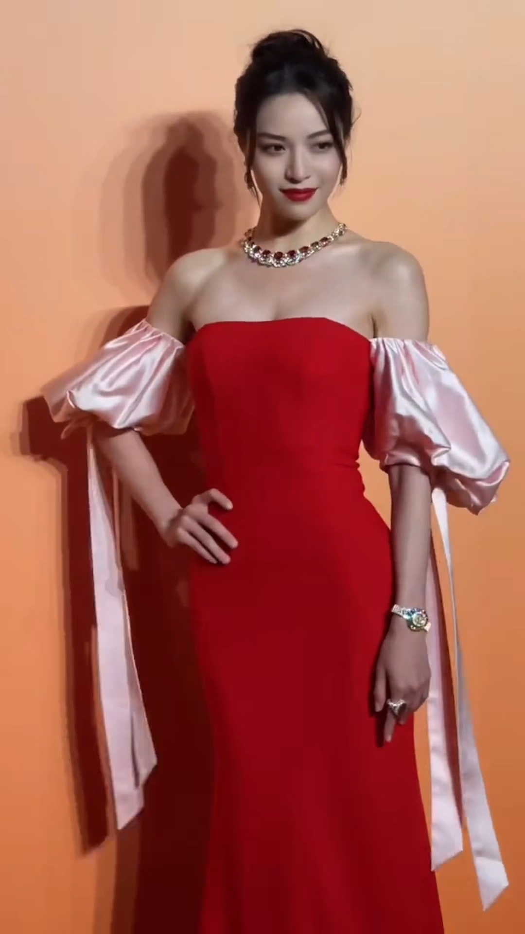 钟楚曦一袭红裙惊艳众人美女果然什么造型都完美驾驭