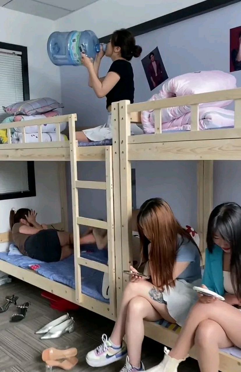 网友:工厂里的女工宿舍,住着几个大龄剩女,她们还能嫁的出去吗?